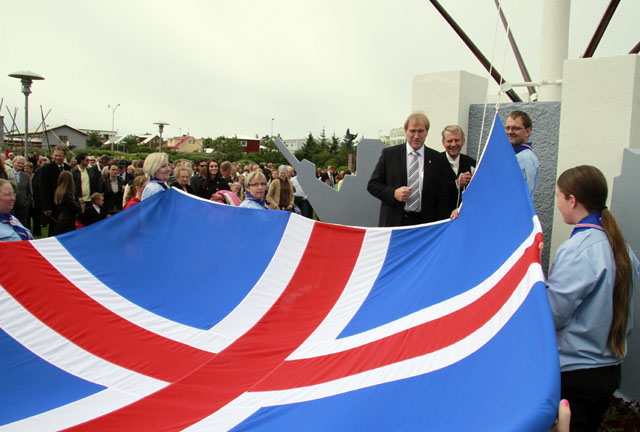 Konráð læknir dró þjóðfánann að húni - stemmning í skrúðgarðinum í Keflavík