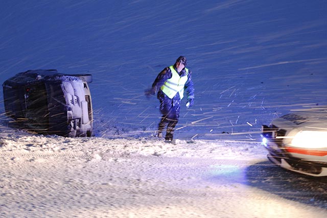 Bílvelta við Seltjörn í snjókomunni