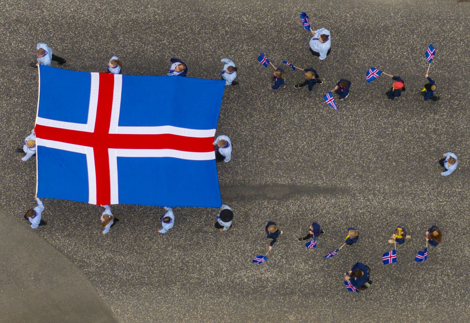 Landsins stærsti fáni á ferð um bæinn