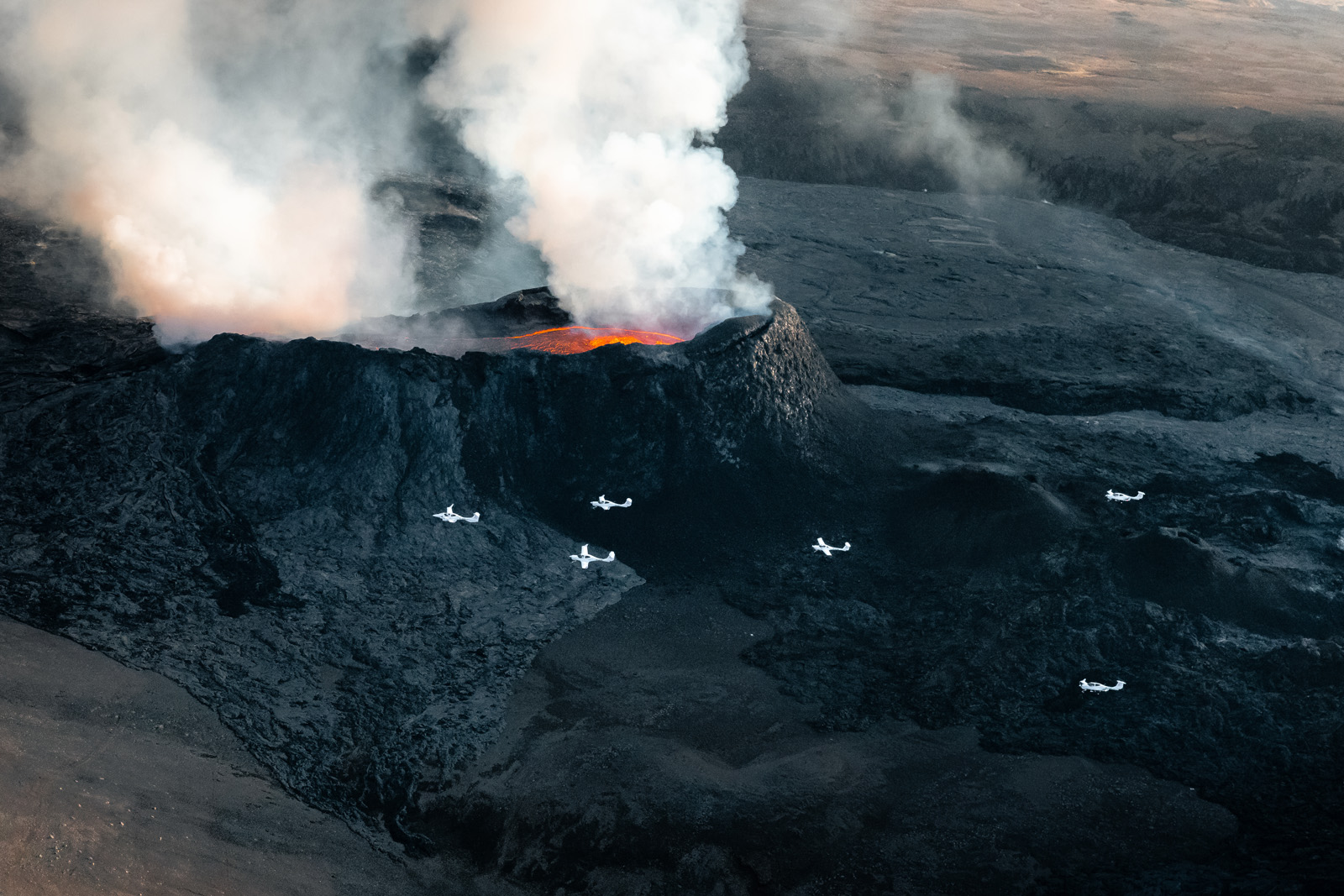 Kennsluvélar Flugakademíu Íslands í oddaflugi yfir eldgosinu á Reykjanesskaga