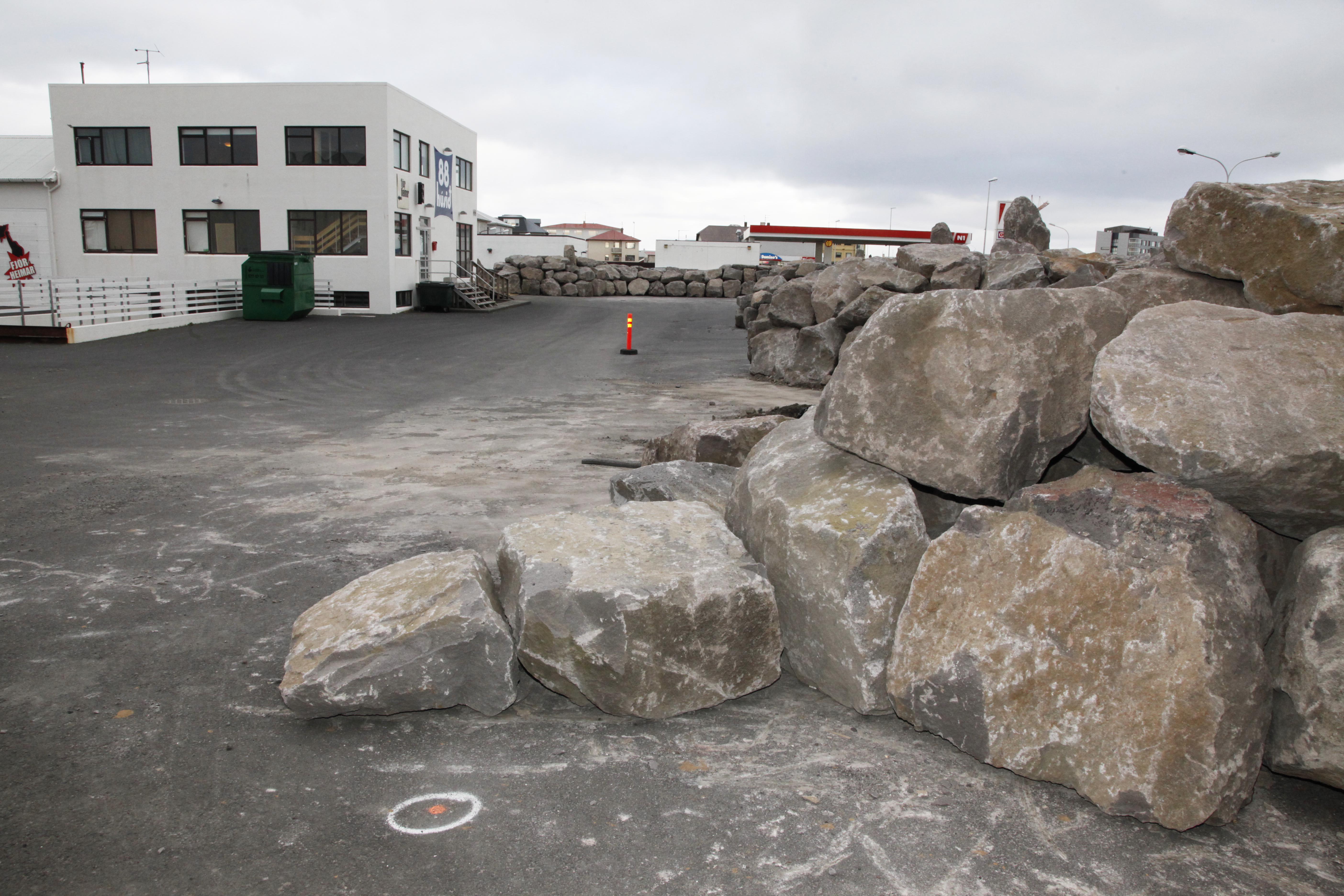 Myndarlegur grjótgarður rís við Hafnargötu