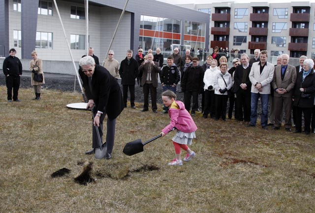 Ingvar og Sóley tóku fyrstu skóflustunguna