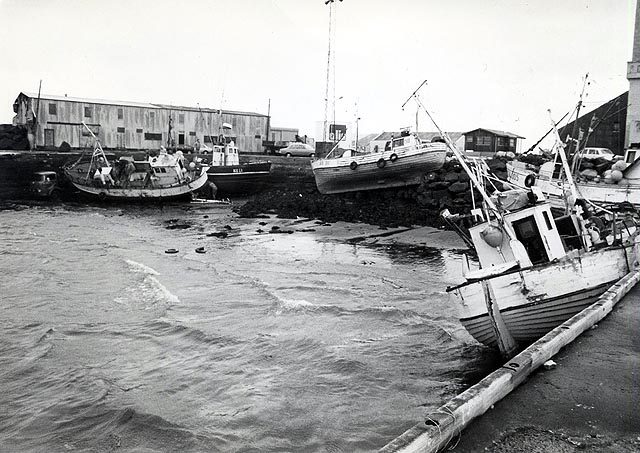 Sjórinn tók vörubílinn eins og eldspýtustokk og henti honum út í sjó