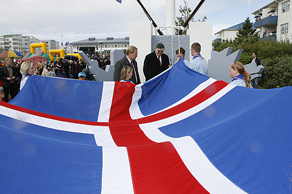 Albert Albertsson dró fánann að húni í Reykjanesbæ