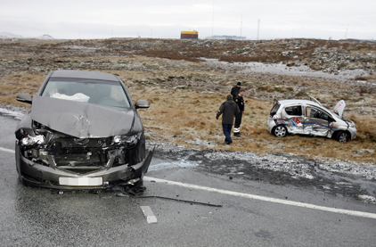 Harður árekstur á hættulegum gatnamótum