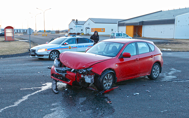 Harður árekstur á Ásbrú