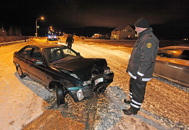 Einn á sjúkrahús eftir harðan árekstur í Garði