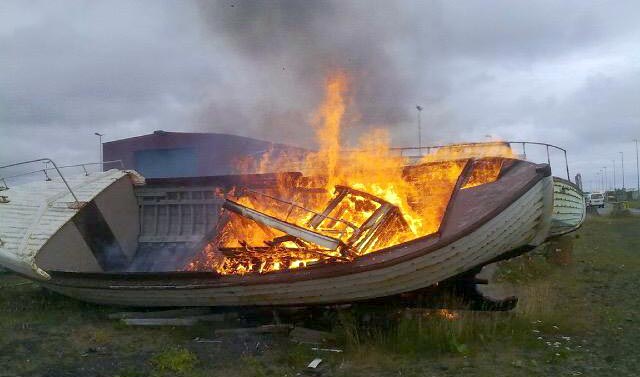 Bátur brann og annar sjóðhitnaði