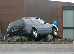 Ökuferð lauk uppi á hringtorgi