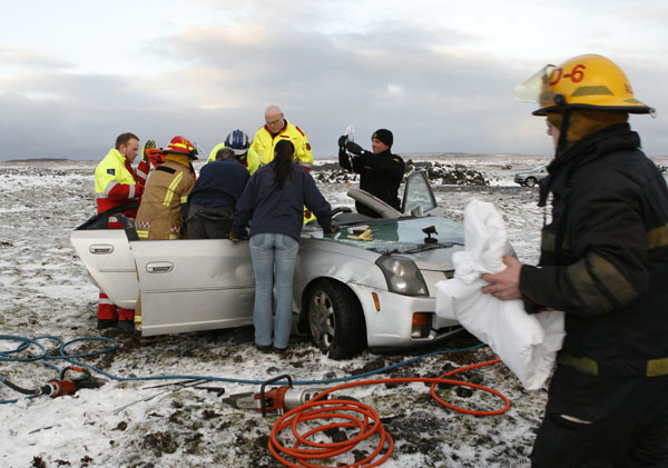 Kona slasaðist þegar bíll valt á Grindavíkurvegi í hálku