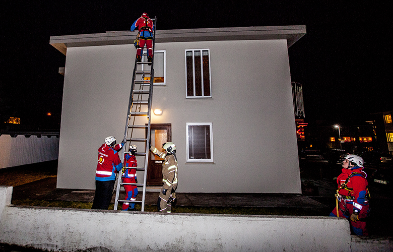 Þakplötur losnuðu við Hólabraut