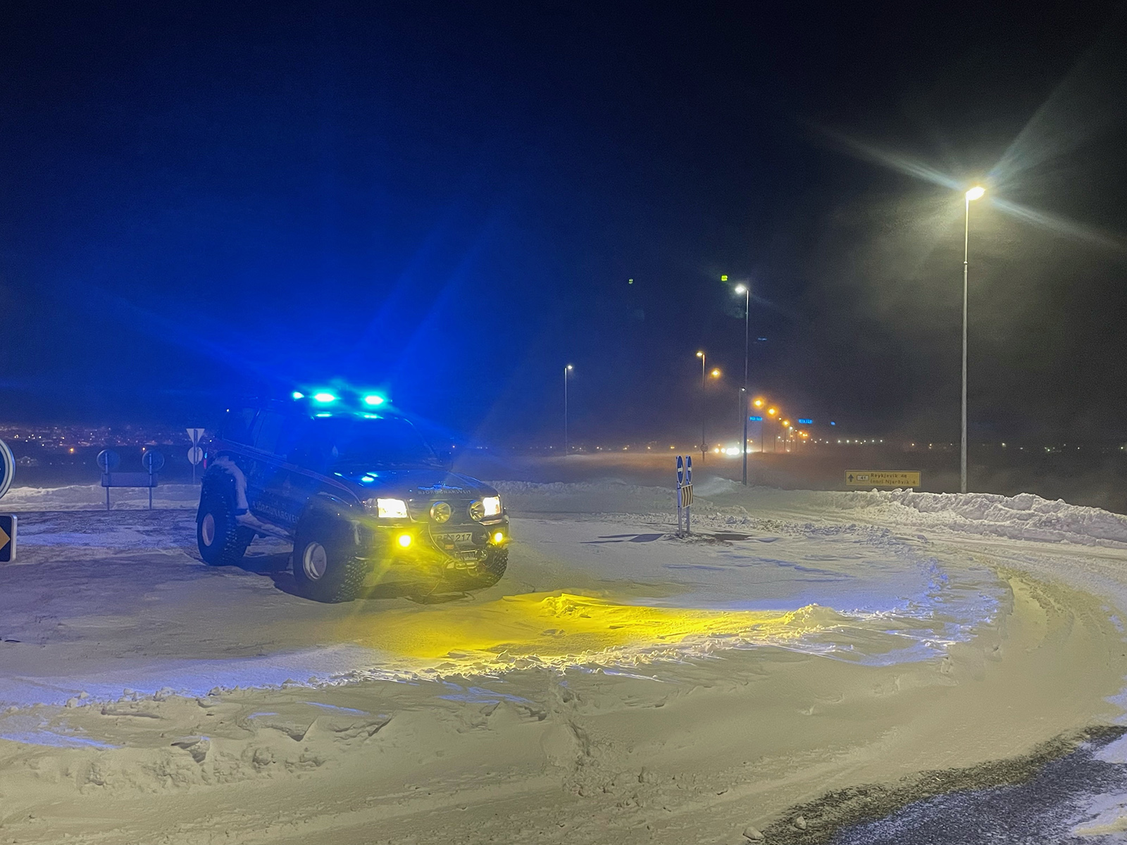 Reykjanesbraut lokað og staðan metin í fyrramálið