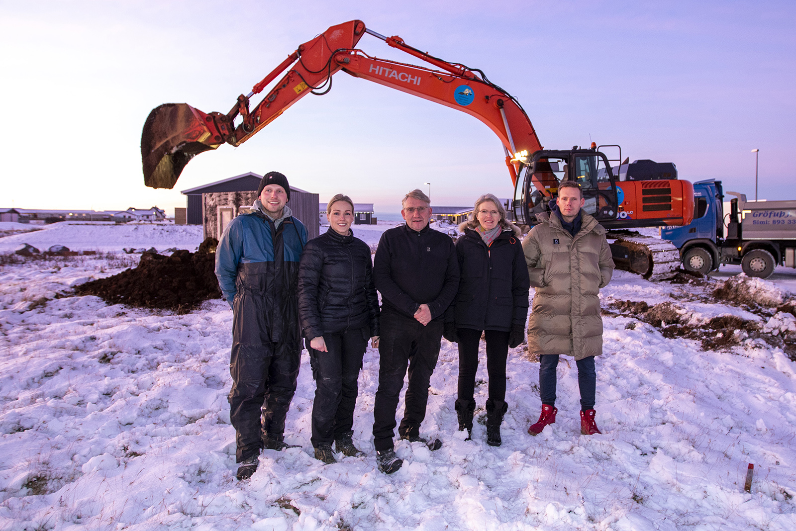 Bára tók skóflustungu að Báruklöpp í Garðinum