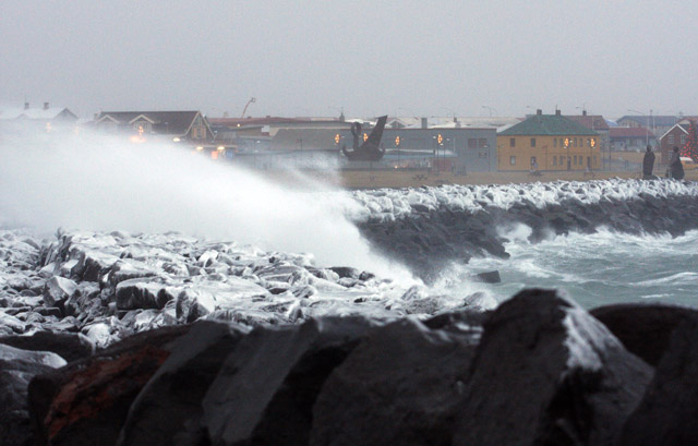 Mikill sjógangur við varnargarða