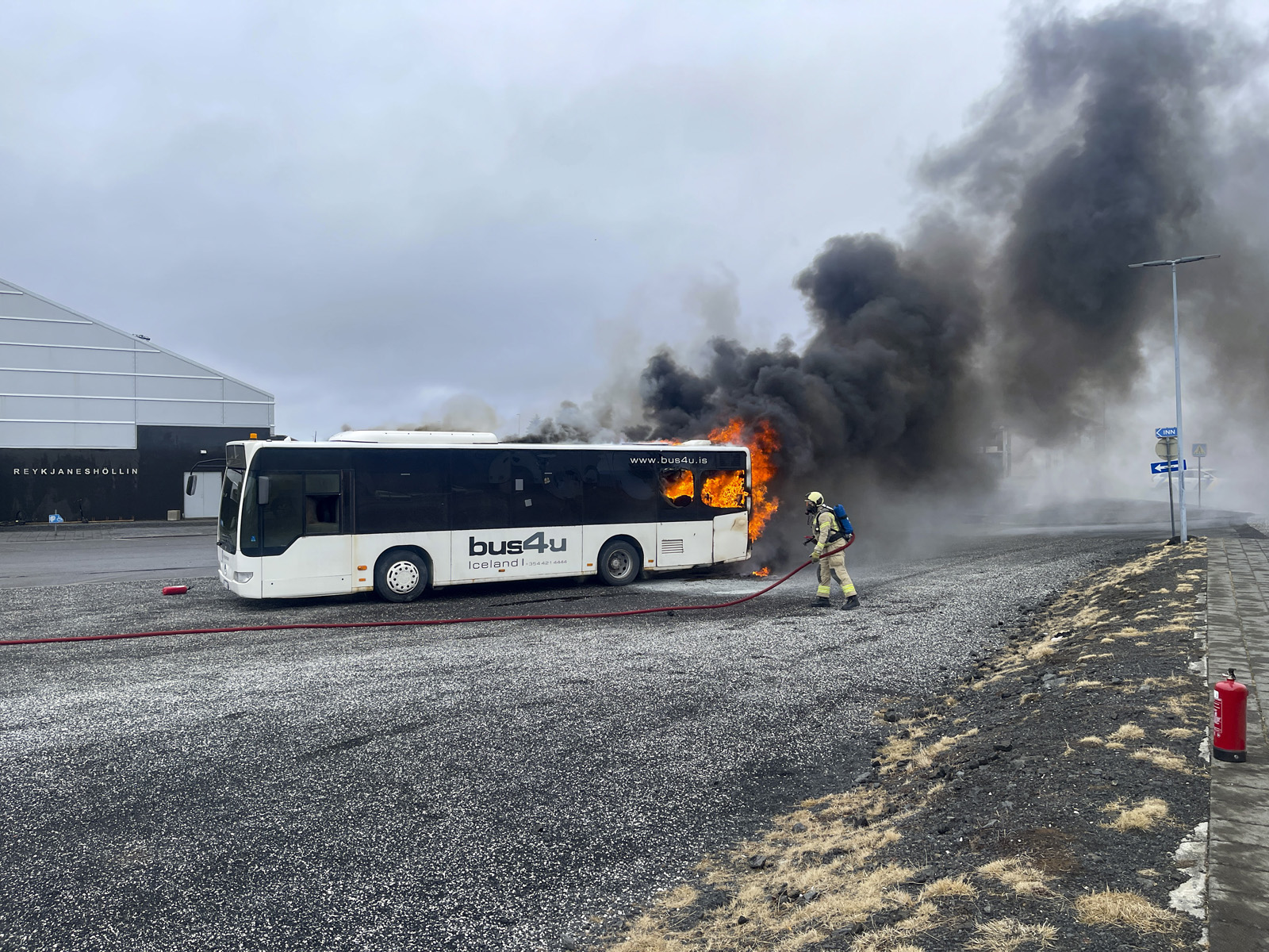 Bílstjóri og farþegi hlupu út úr brennandi strætó - myndir og myndskeið