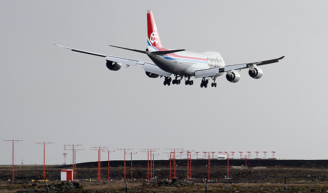 Stærsta vél Boeing við æfingar á Keflavíkurflugvelli