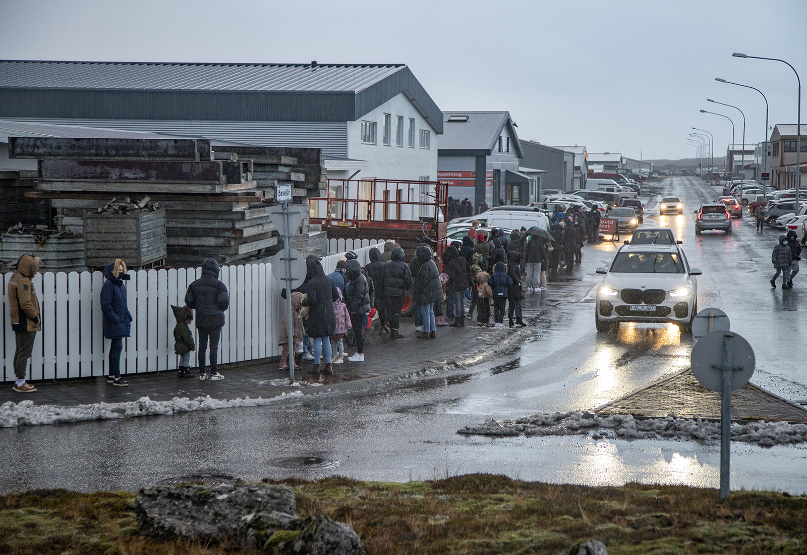  „Ekki bjóðandi að standa með fjögur börn í langri röð í rigningunni“