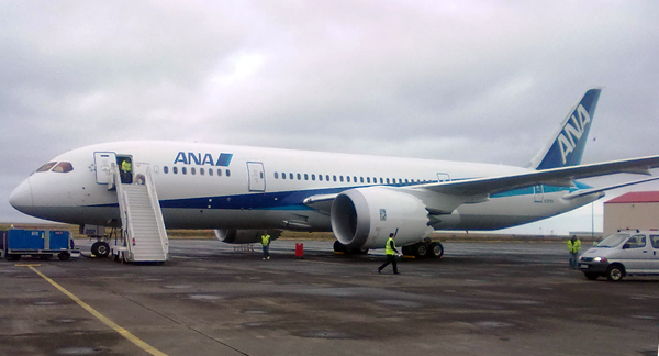 Dreamliner þotan lent í Keflavík