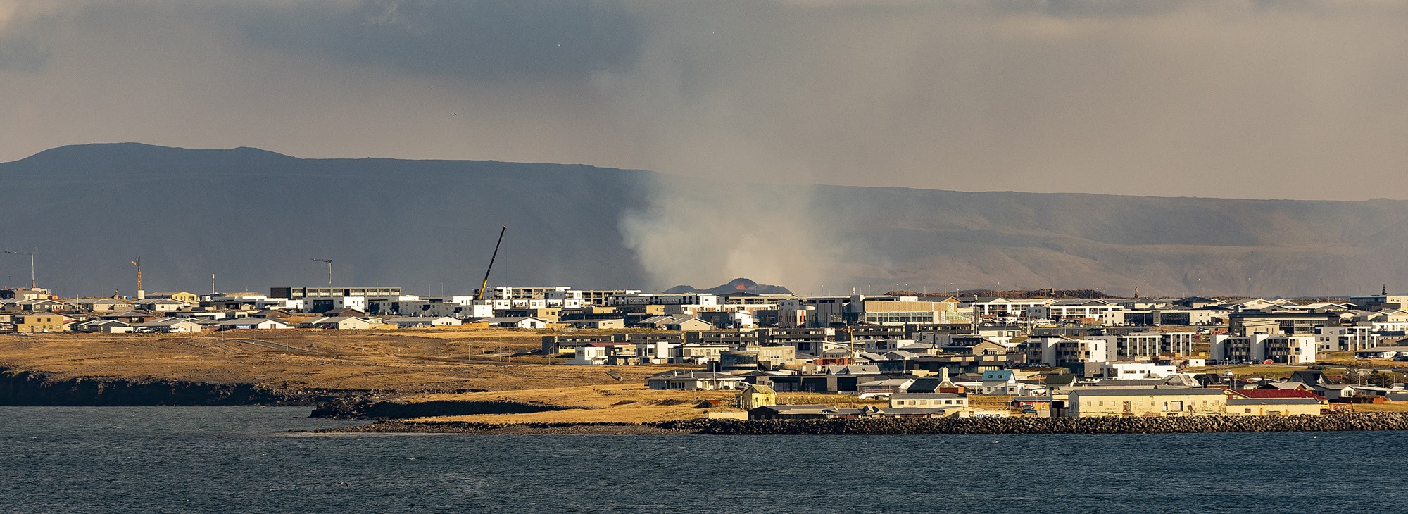 Eldborgin sést frá Reykjanesbæ