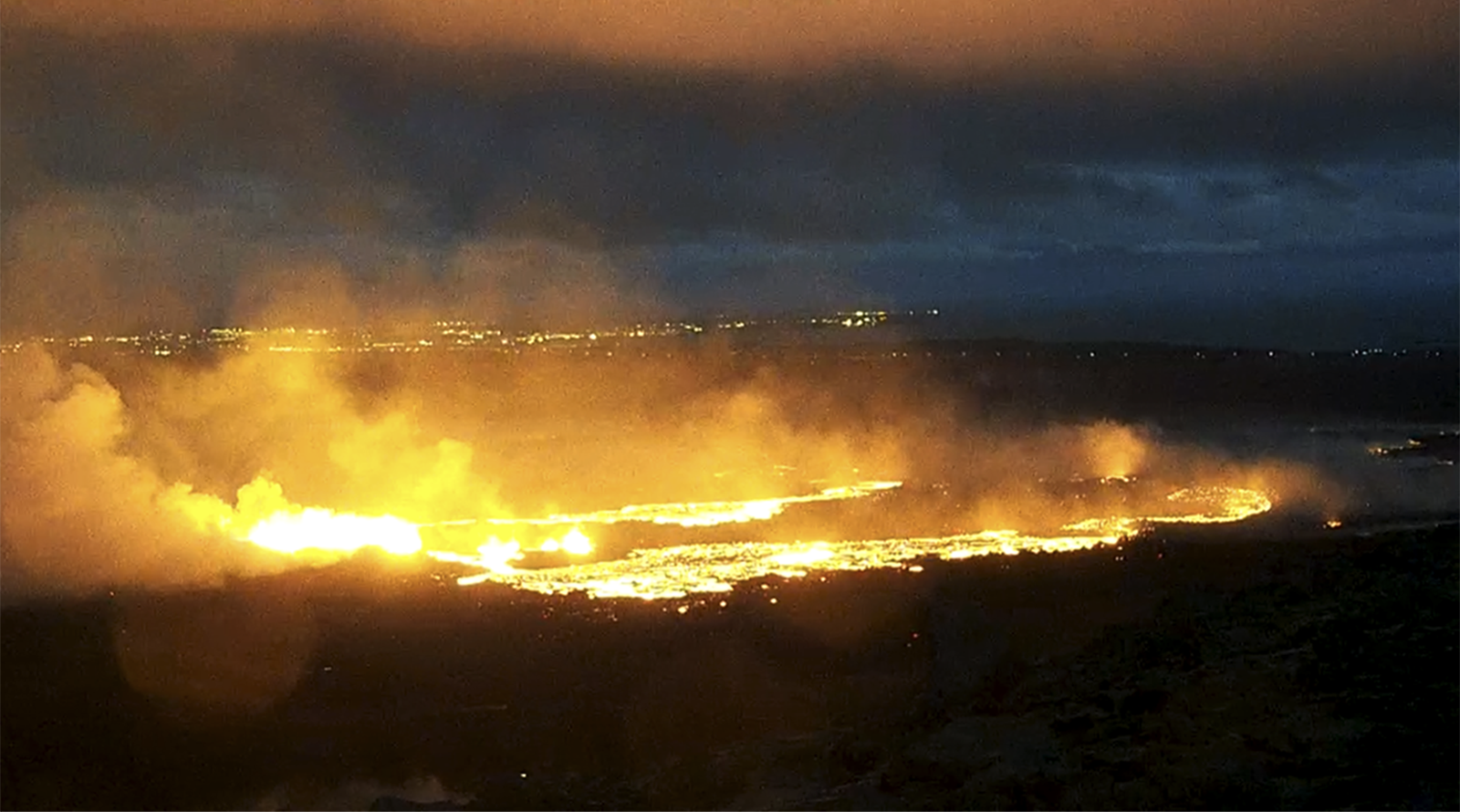 Stöðug virkni í gosinu - nyrsta hrauntungan um 3 km. frá Reykjanesbraut og 1900 m frá Snorrastaðatjörnum