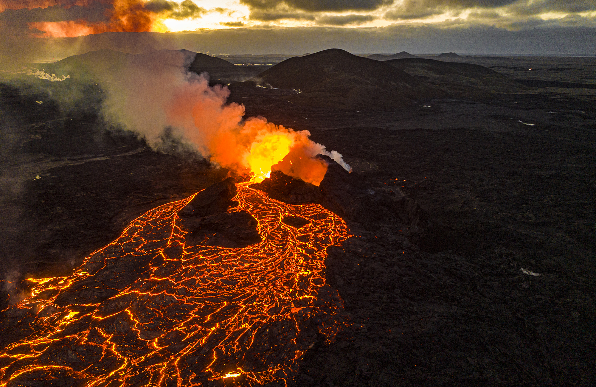 Eldgosið mallar áfram í sama takti