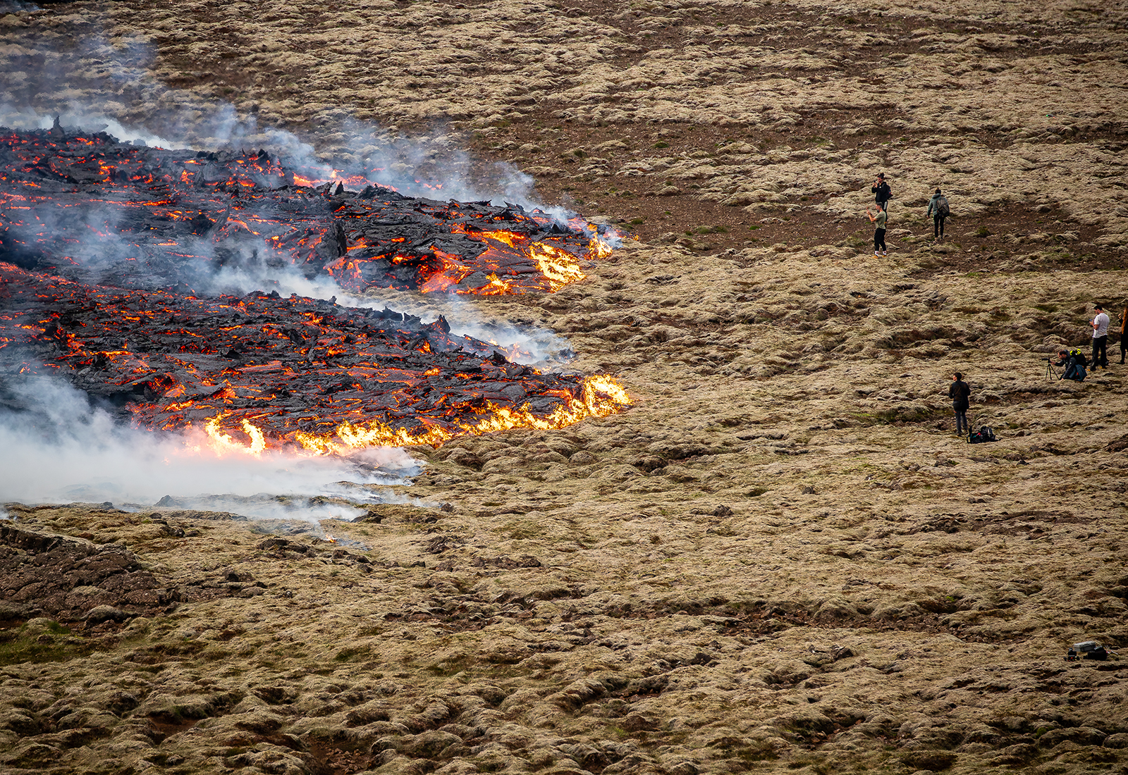 Gönguleiðum að gosstöðvunum verður lokað klukkan 18 í dag