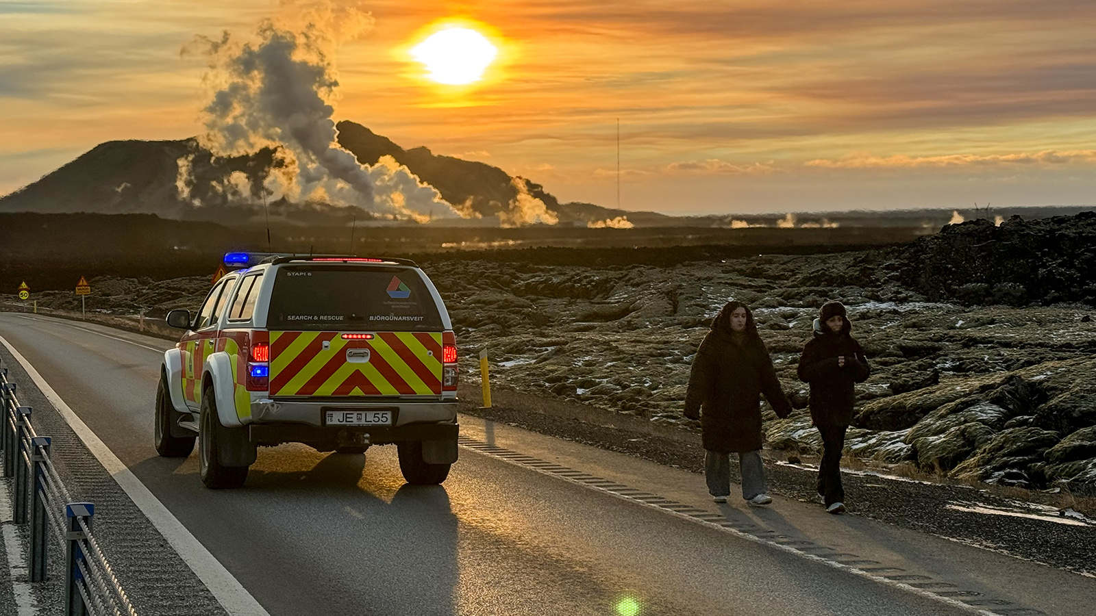 Ferðamenn á vappinu á lokunarsvæði við gosið