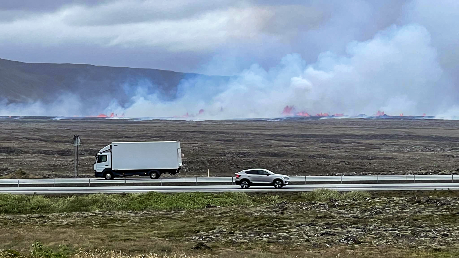 Gossprungan sést mjög vel frá Reykjanesbrautinni