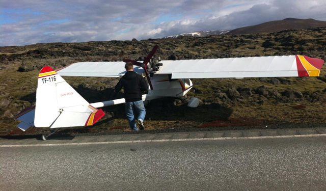 Fisflugvél nauðlenti á Grindavíkurvegi