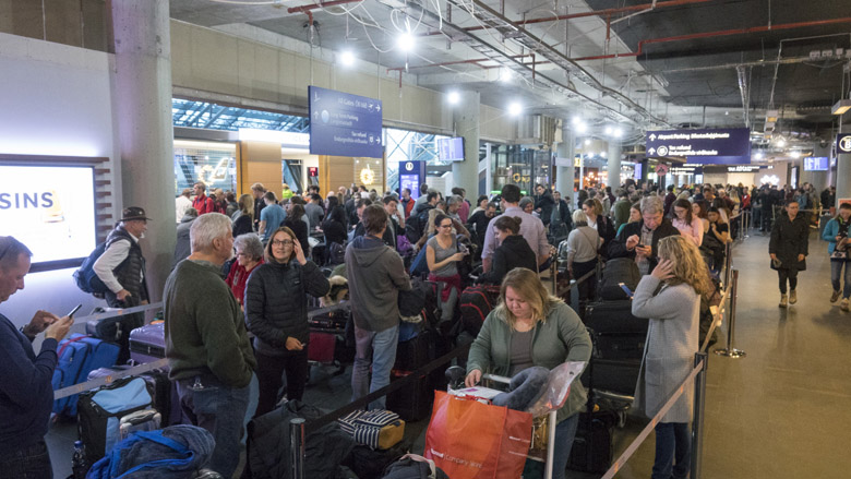 Troðfull flugstöð af verkfalls-farþegum - myndir