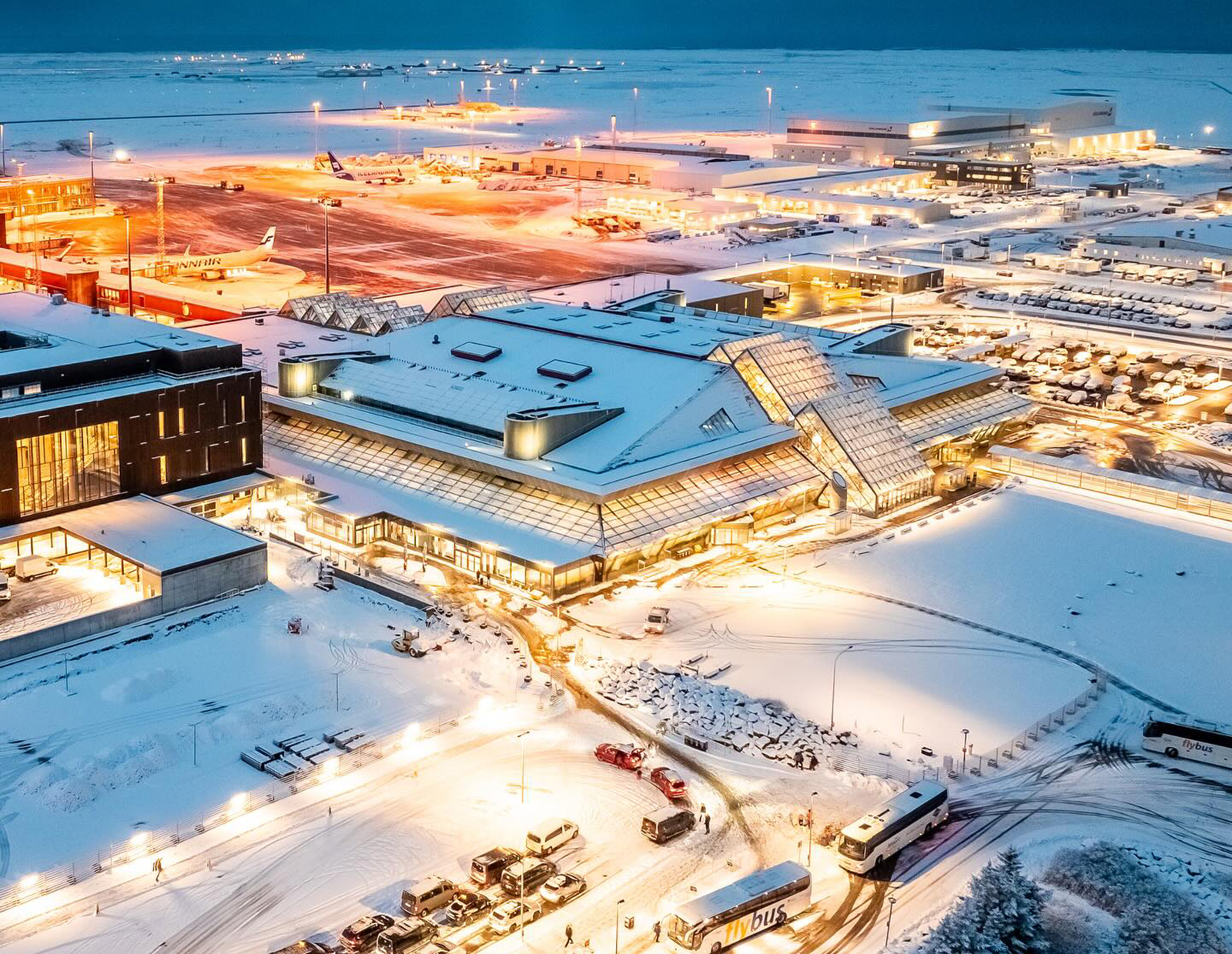 Nú kostar að drolla við flugstöðina