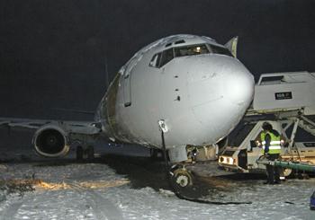 Þreytt áhöfn og slök brautarskilyrði ástæða flugóhapps