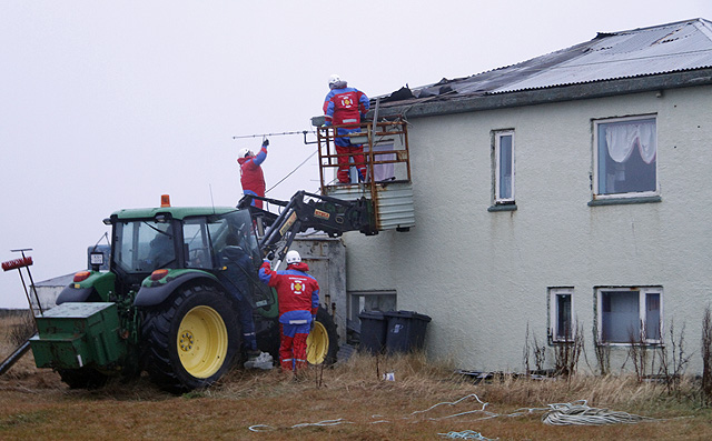 Björgunarsveitarmenn bundu niður fjúkandi þak