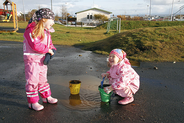 Drullupolli mokað í plastfötur á leikskóla