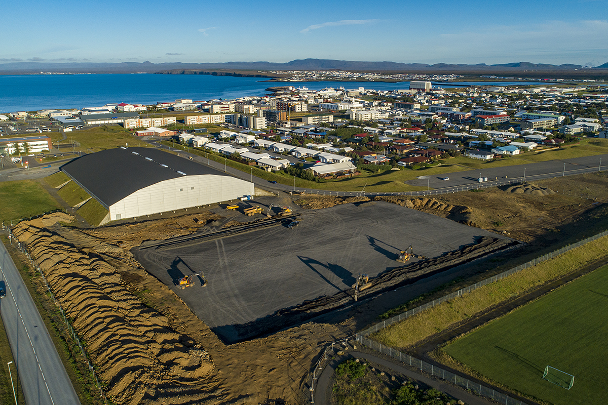 Gervigrasvöllur við Reykjaneshöllina tekur á sig mynd