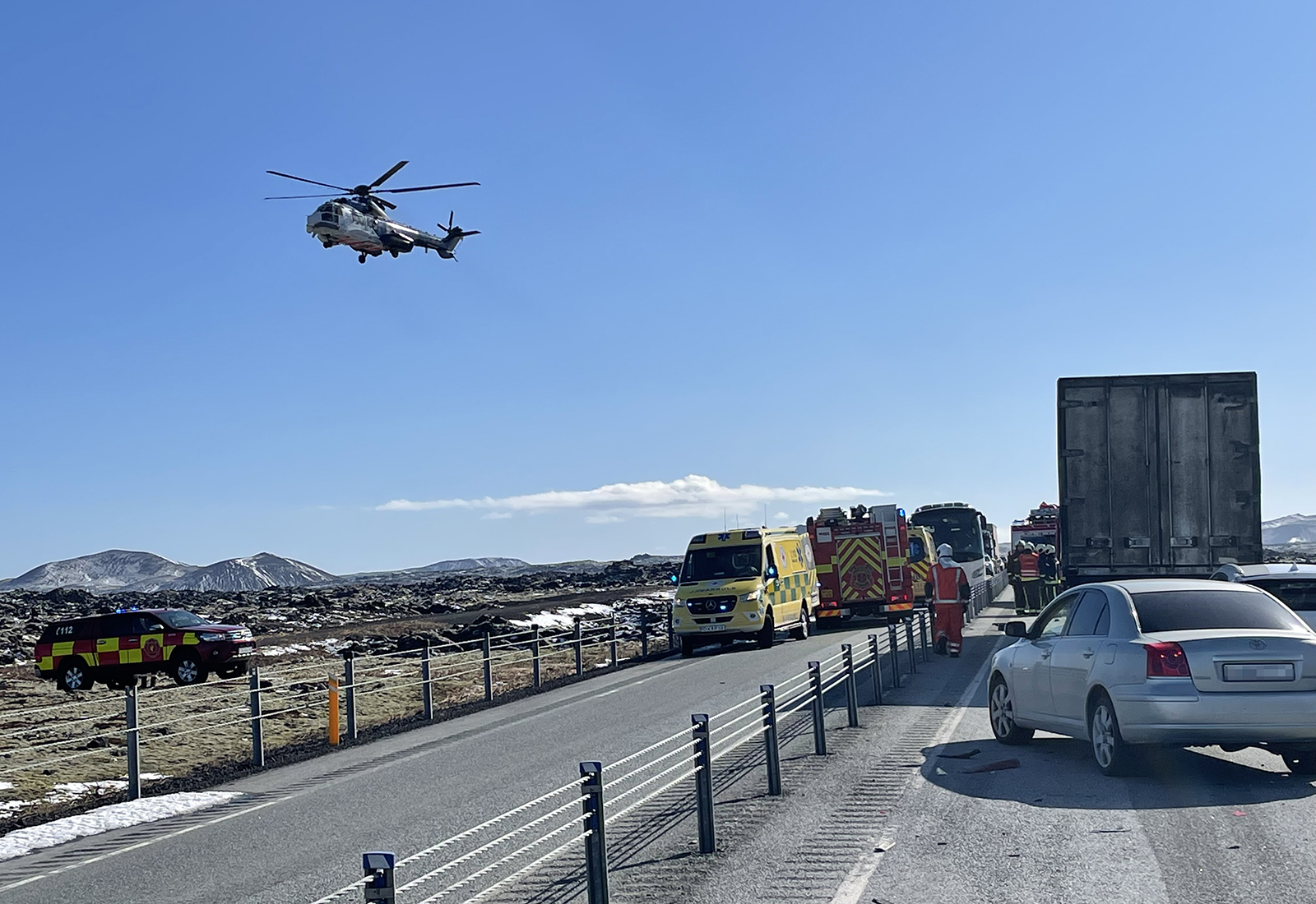 Grindavíkurvegur lokaður vegna umferðarslyss