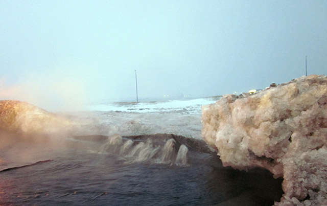 Heitt vatn flæddi í Innri Njarðvík