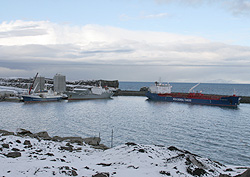 Dæla loðnu, sementi og bensíni í Helguvík