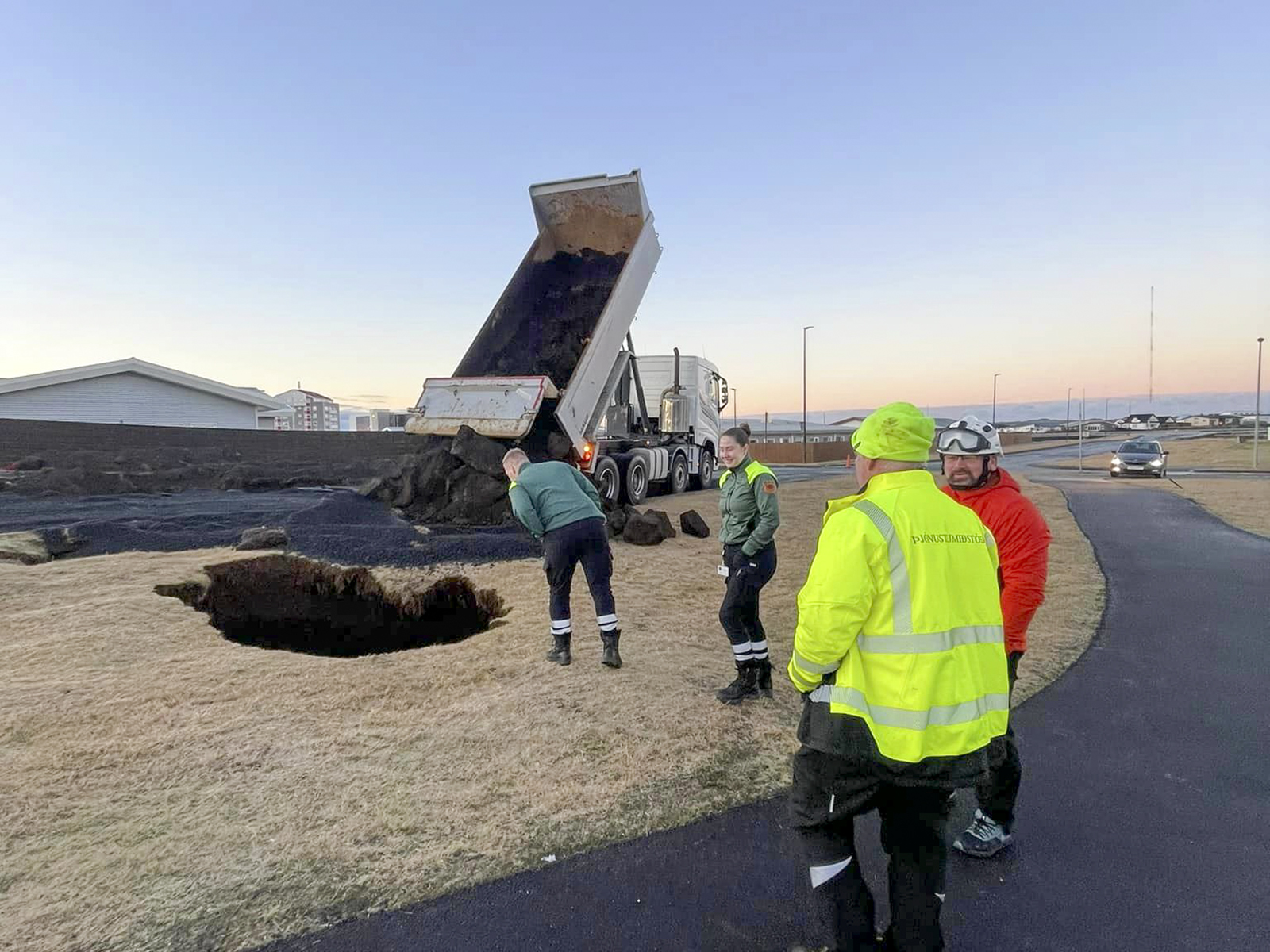 Fyllt upp í stórar holur í Grindavík