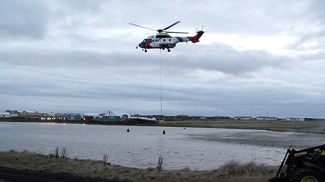 Þyrla notuð til að búa til eyju í Garði