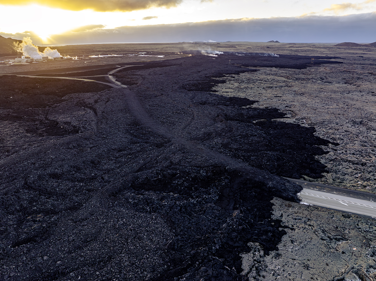 Vegur yfir hraunið