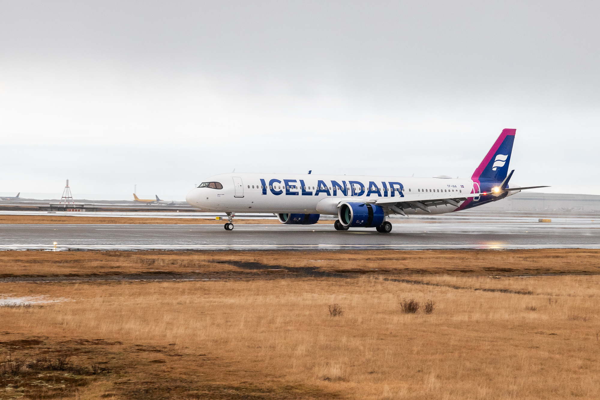 Bjóða nýja Airbus vél Icelandair velkomna til Keflavíkurflugvallar