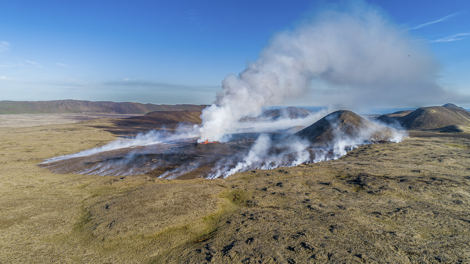 Áfram lokað, staðan endurmetin kl. 13