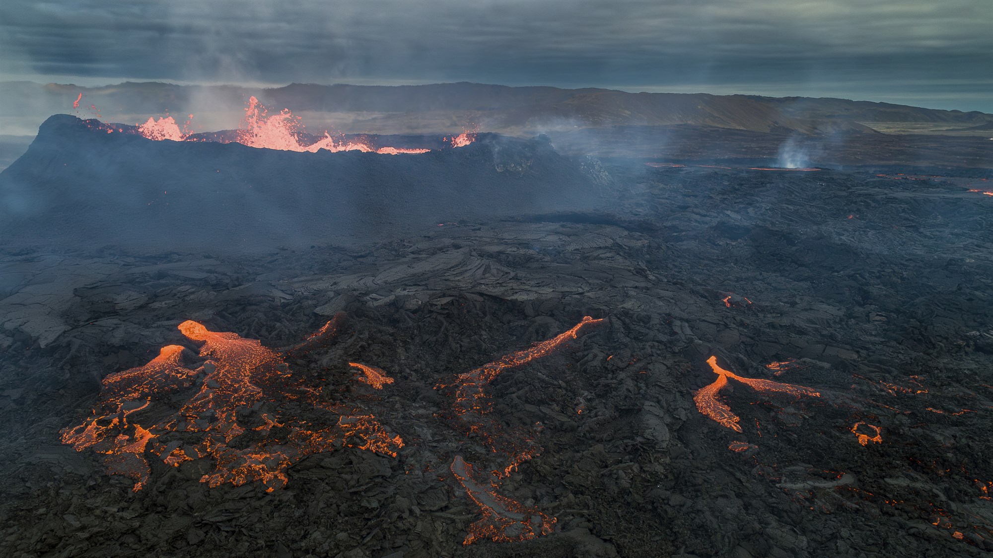 Háværir hvellir við gosstöðvarnar