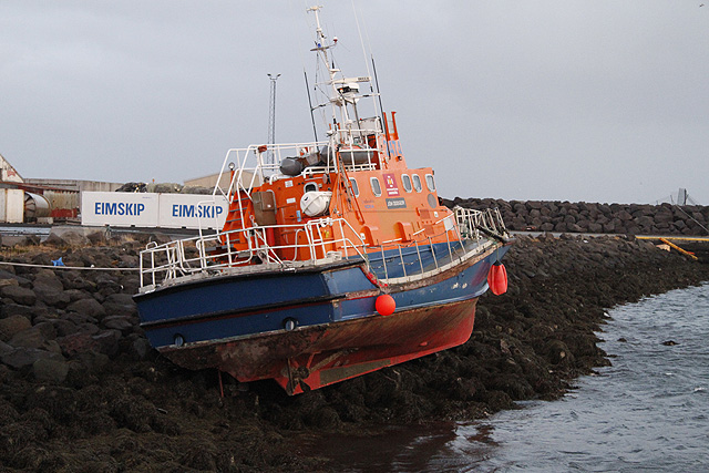 Björgunarskipið endaði uppi í fjöru