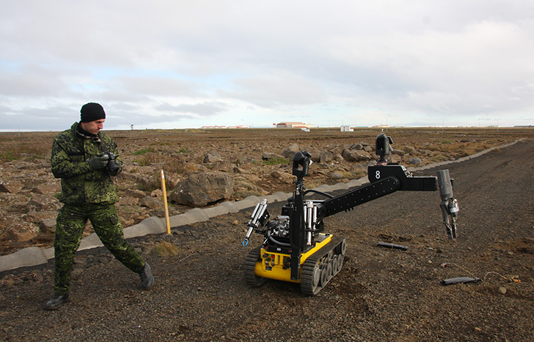 Alþjóðleg æfing sprengjusérfræðinga á Suðurnesjum hafin