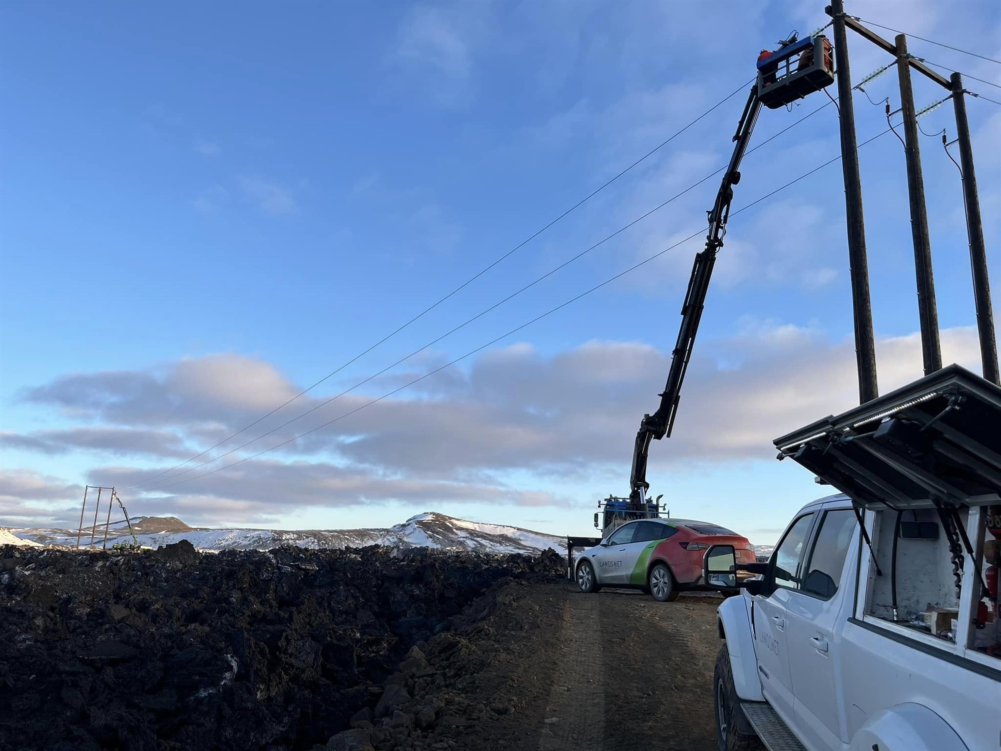 Leggja lokahönd á loftlínu við Grindavík