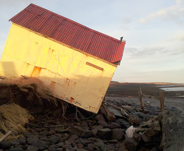 Veiðafæraskúr í Leiru á leið út á haf