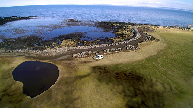 Flottar framkvæmdir við sjóvarnargarð á Hólmsvelli í Leiru