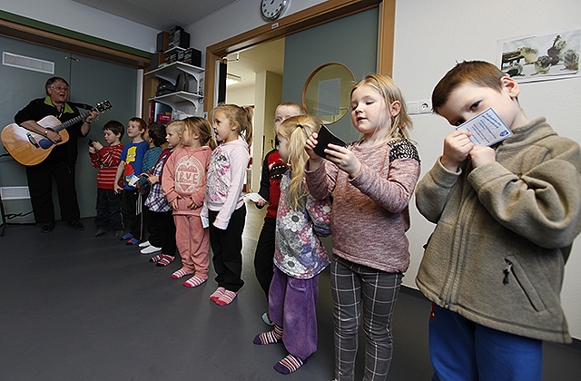 Foreldrar hvattir til að tala við börn og lesa fyrir börn